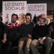The lyrics PER QUANTO SAREMO LONTANI of LO STATO SOCIALE is also present in the album Amore, lavoro e altri miti da sfatare (2017)