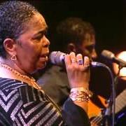 The lyrics MAR AZUL of CESARIA EVORA is also present in the album Césaria evora à l'olympia (1995)