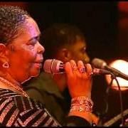 The lyrics MAR AZUL of CESARIA EVORA is also present in the album Césaria evora: best of (1998)