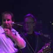 The lyrics BORDERLINE of CHRIS DE BURGH is also present in the album High on emotion - live from dublin (1990)