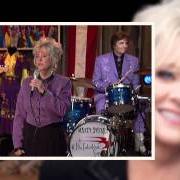 The lyrics I DON'T BELIEVE THAT'S HOW YOU FEEL of CONNIE SMITH is also present in the album Long line of heartaches (2011)