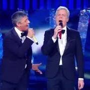 The lyrics LO STATO SOCIALE CON PAOLO ROSSI E PICCOLO CORO DELL'ANTONIANO - UNA VITA IN VACANZA of SANREMO 2018 is also present in the album Duetti (2018)