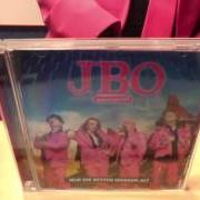 The lyrics UND DANN HÖRST DU J.B.O. of JBO is also present in the album Nur die besten werden alt (2014)