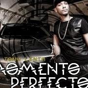 The lyrics BAJO LA LUNA of TONY LENTA is also present in the album Momento perfecto (2014)