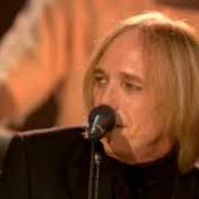 The lyrics A WOMAN IN LOVE (IT'S NOT ME) of TOM PETTY AND THE HEARTBREAKERS is also present in the album Anthology: through the years (2000)