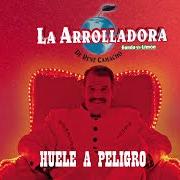 The lyrics EVITAME LA PENA of LA ARROLLADORA BANDA EL LIMÓN DE RENE CAMACHO is also present in the album Huele a peligro (2004)