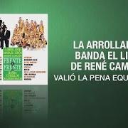 The lyrics MI LINDA ESPOSA of LA ARROLLADORA BANDA EL LIMÓN DE RENE CAMACHO is also present in the album Valió la pena equivocarme (2001)