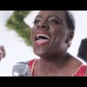 The lyrics FUNKY LITTLE DRUMMER BOY of SHARON JONES & THE DAP-KINGS is also present in the album It's a holiday soul party (2015)