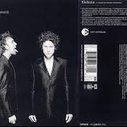 The lyrics TAN DIFÍCIL COMO AMAR of ELEFANTES is also present in the album La forma de mover tus manos (2003)