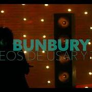 The lyrics CUALQUIERA EN SU SANO JUICIO (SE HABRÍA VUELTO LOCO POR TI) of ENRIQUE BUNBURY is also present in the album Deseos de usar y tirar (2020)