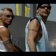 The lyrics L'ARIA PER ME of GEMELLI DIVERSI is also present in the album Come piace a me (2001)