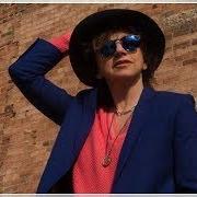 The lyrics PER OGGI NON SI MUORE of GIANNA NANNINI is also present in the album La differenza (2019)