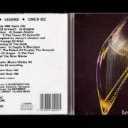 The lyrics AU DELÀ DES 9 VAGUES: DAR MOI TONNA OU TAOBH THALL DE NAOI DTONN of ALAN STIVELL is also present in the album Légende (1983)