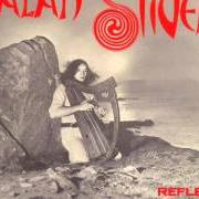 The lyrics JE SUIS NÉ AU MILIEU DE LA MER of ALAN STIVELL is also present in the album Reflets (1970)