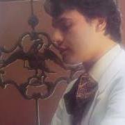 The lyrics UN ADIOS Y LAGRIMAS of JUAN GABRIEL is also present in the album A mi guitarra (1976)