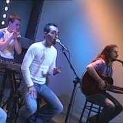 The lyrics NO ME PREGUNTES DONDE VOY of LA CAJA DE PANDORA is also present in the album A nuestra vida otro sentío (2001)